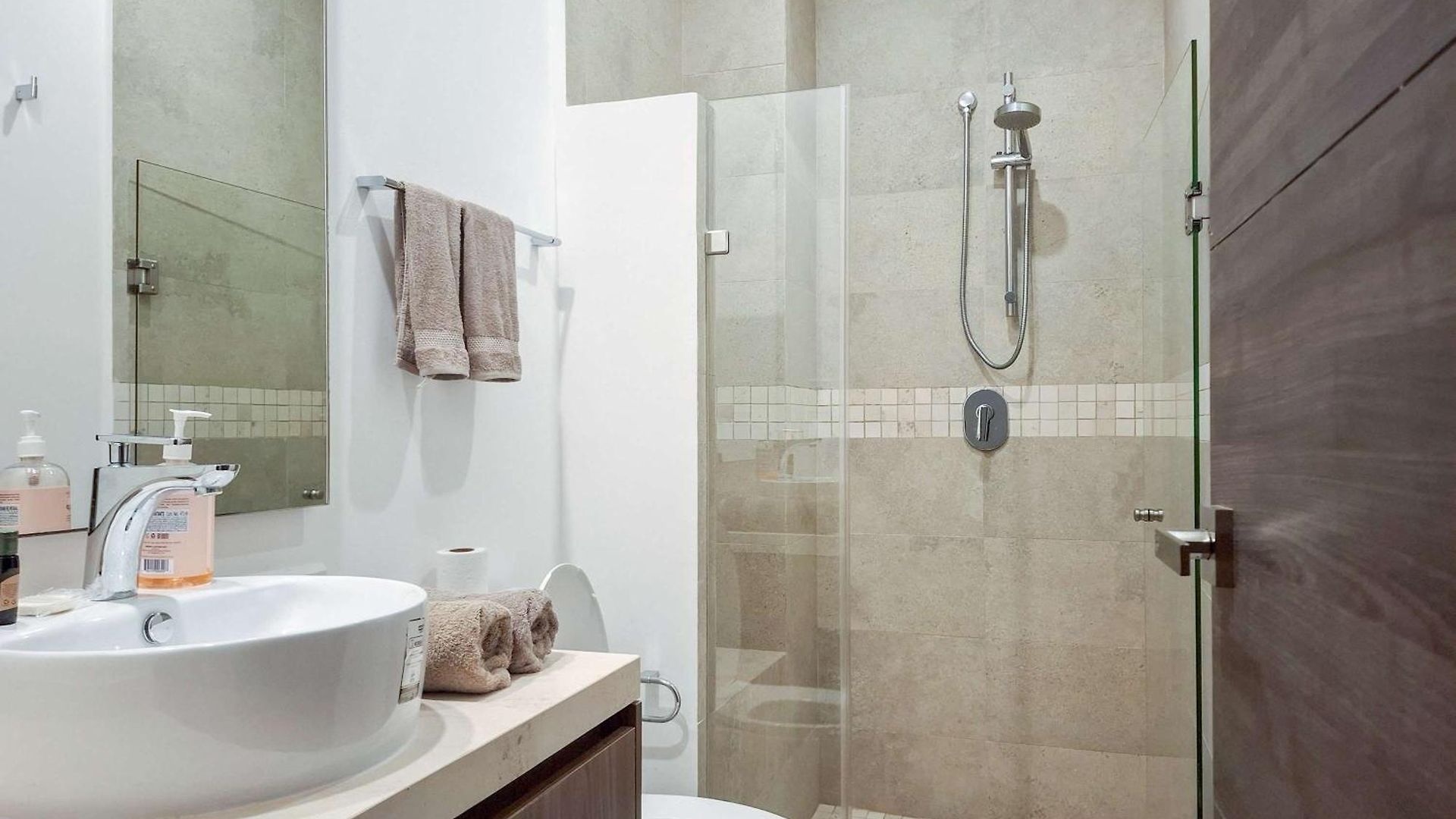 Modern With 2 Bdr Gym & Pool *