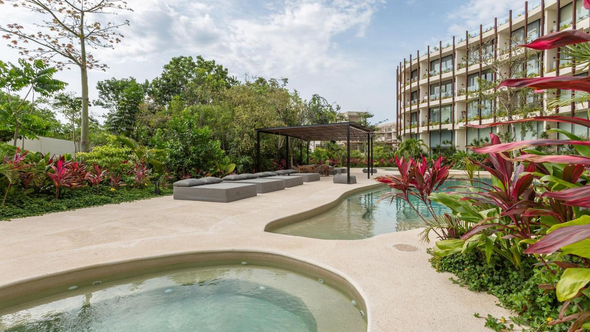 Mistiq Gardens 2 Apartment *