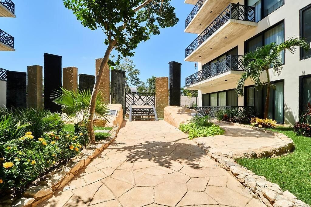 Escape - Stylish Pool, Gym & Parking Apartment