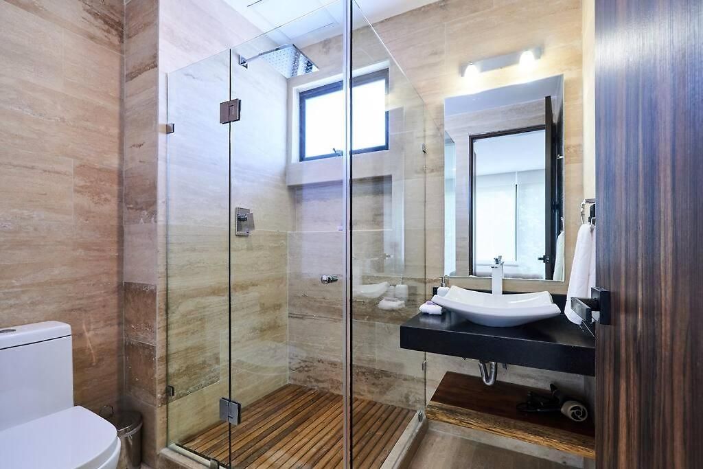 Escape - Stylish Pool, Gym & Parking