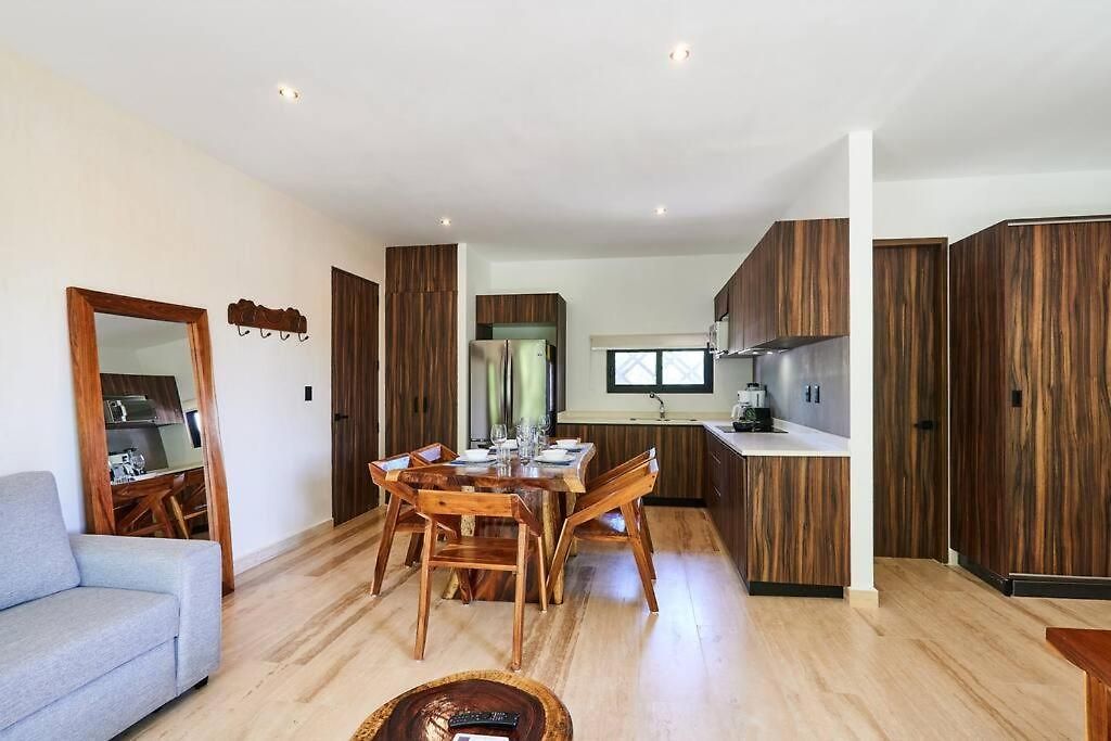 Escape - Stylish Pool, Gym & Parking Apartment *