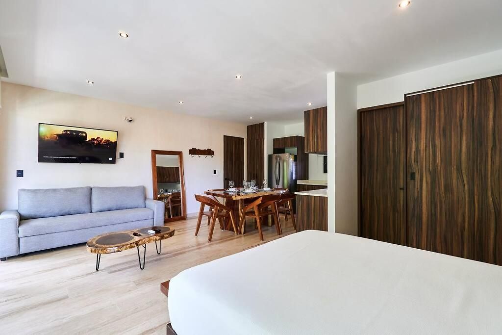Escape - Stylish Pool, Gym & Parking