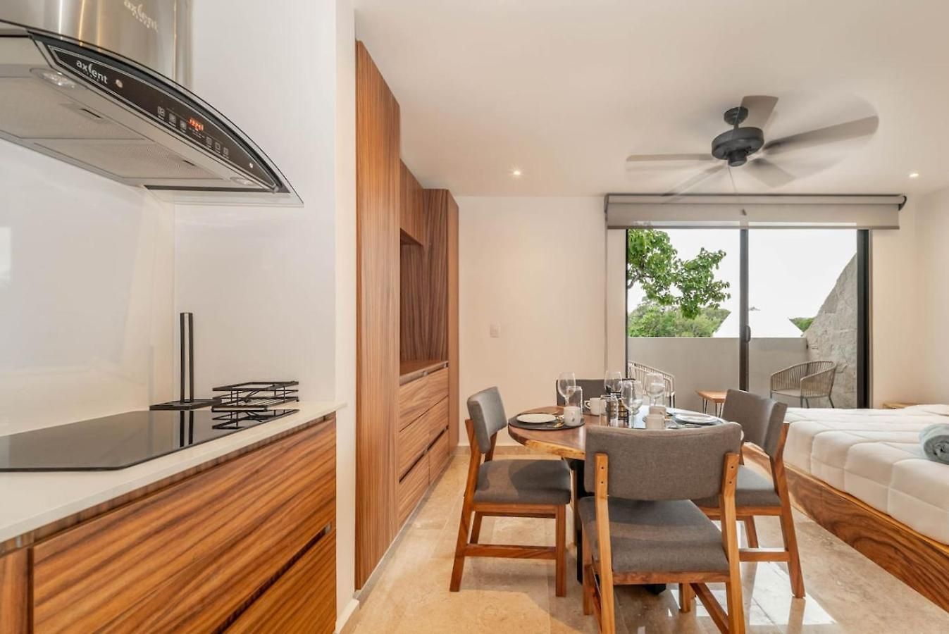 King With Private Balcony, Gym, Rooftop Pool *