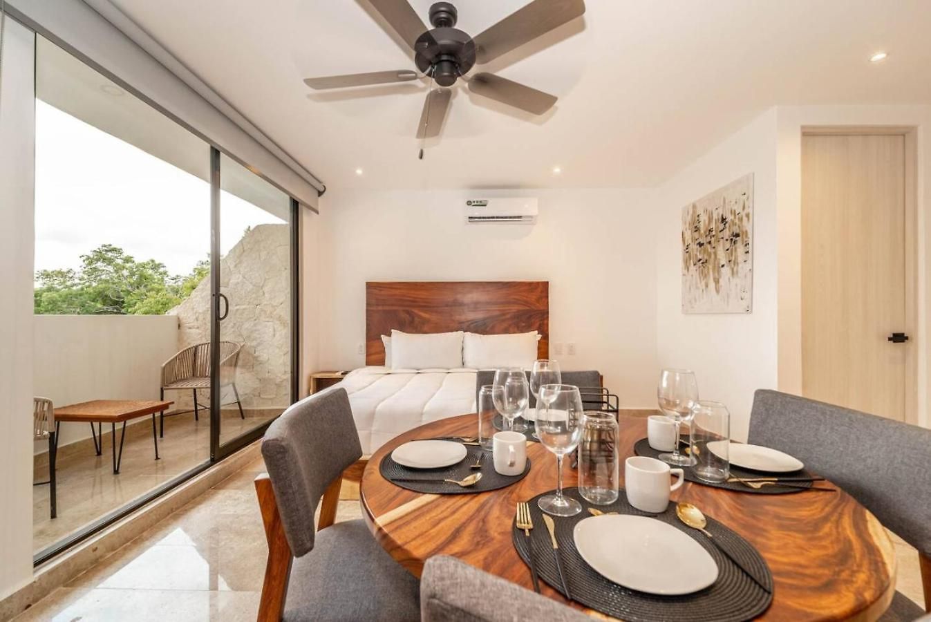 King With Private Balcony, Gym, Rooftop Pool *