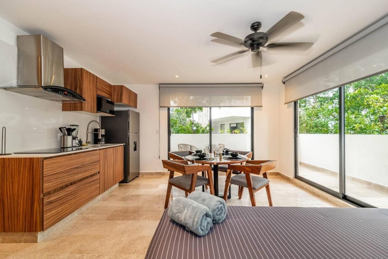 King With Private Balcony, Gym, Rooftop Pool Сasa de vacaciones *
