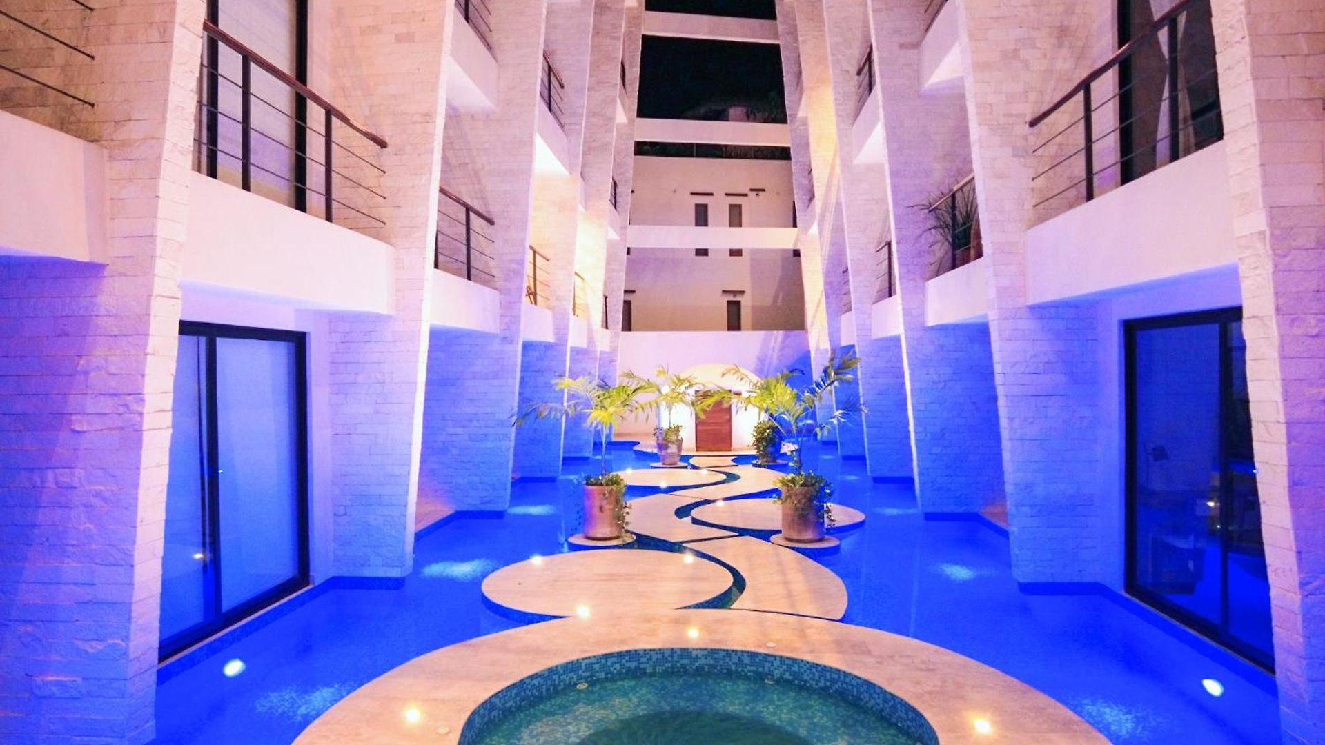 Akua 17 2br Rooftop Pool & Gym Aparthotel *