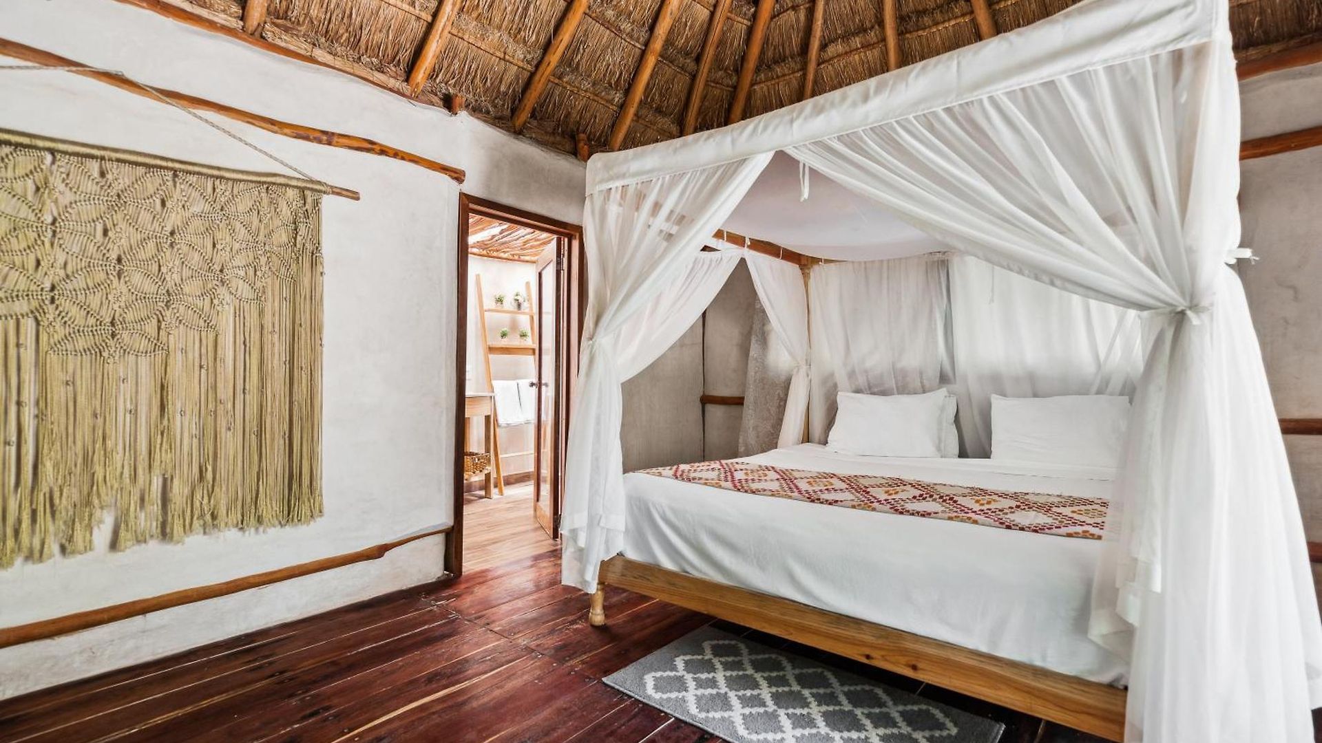 Xhule Hotel 4*