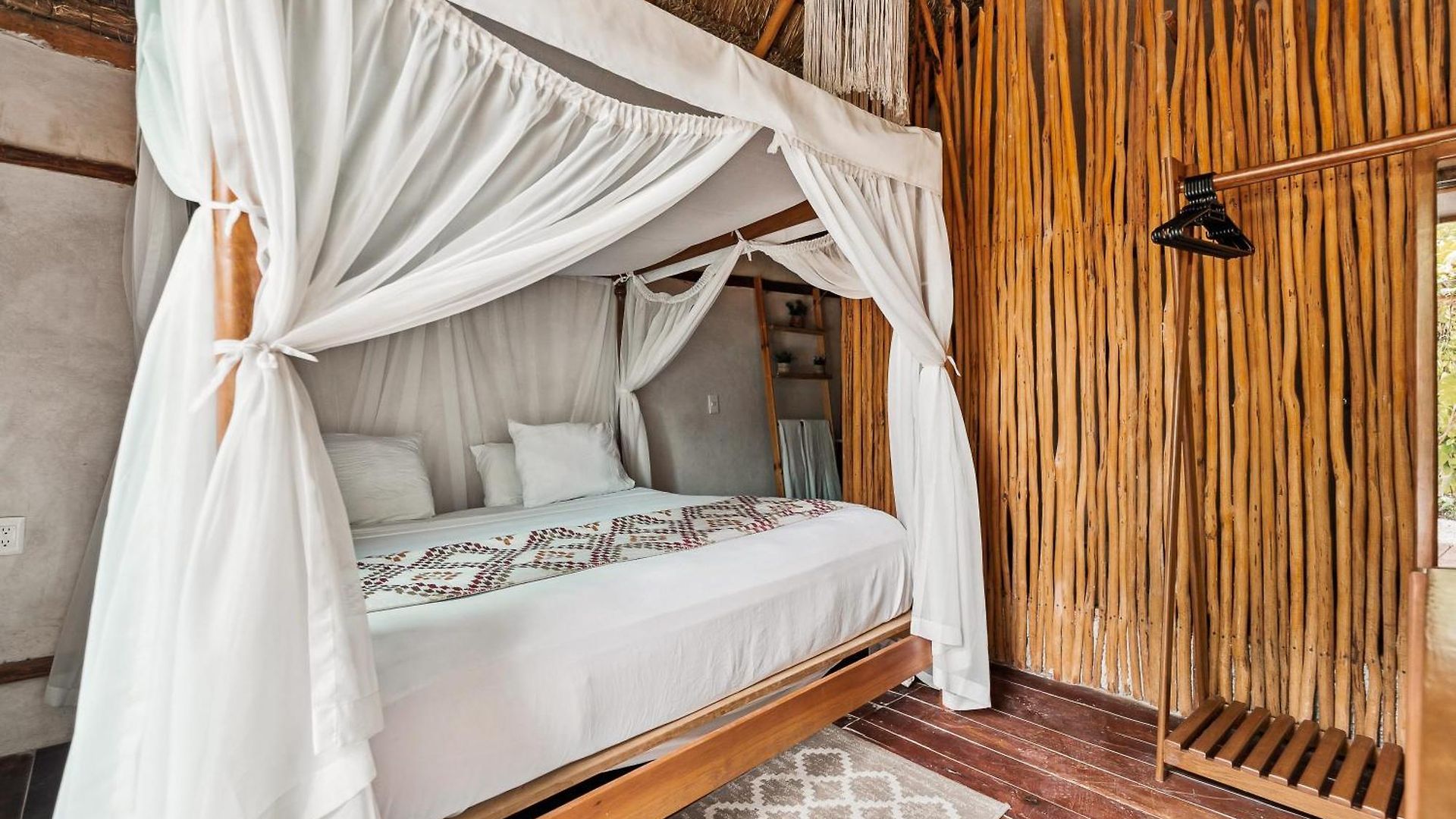 Hotel Xhule 4*