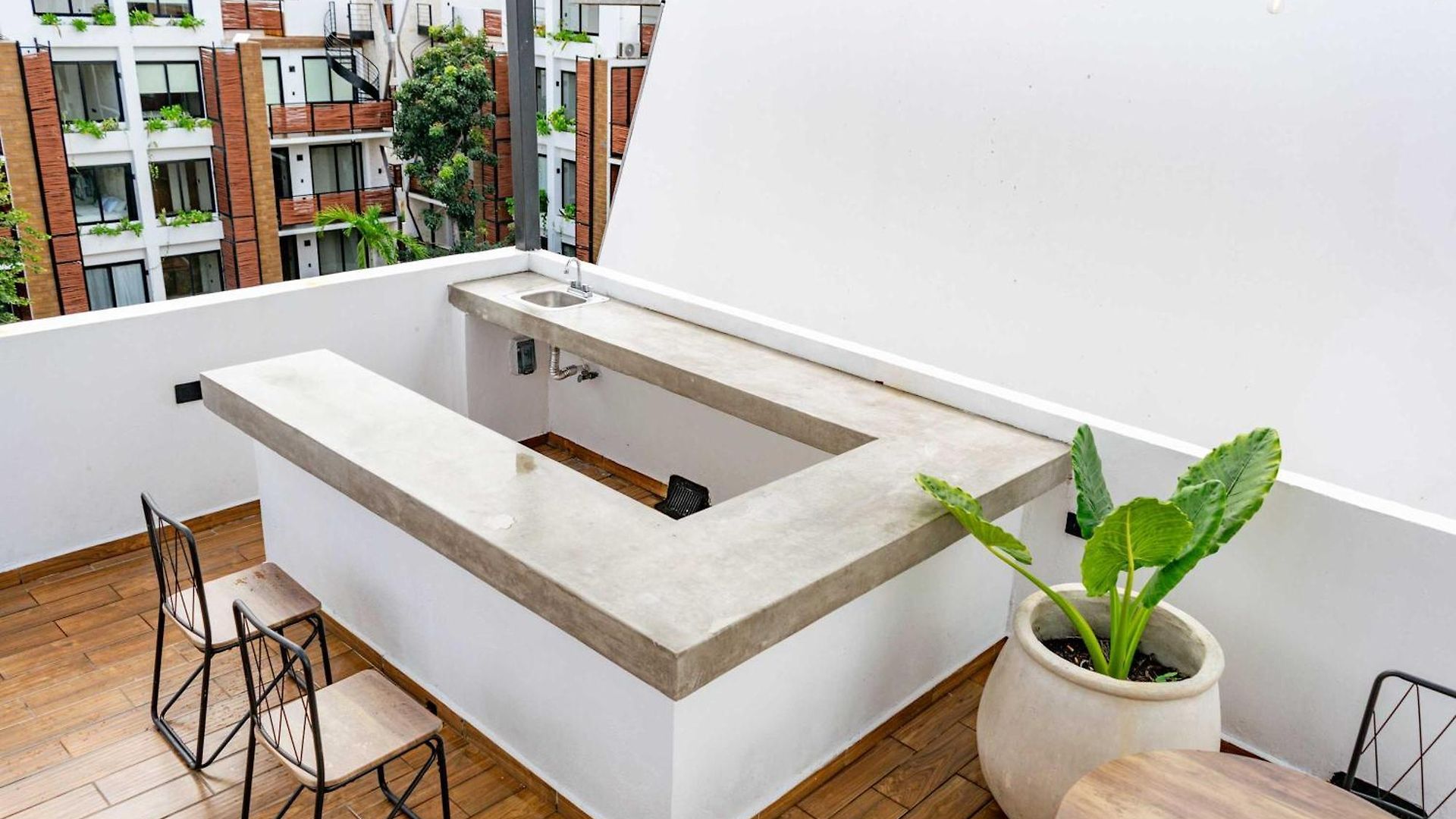 Pool & Rooftop In 2 Bedrooms Apartment