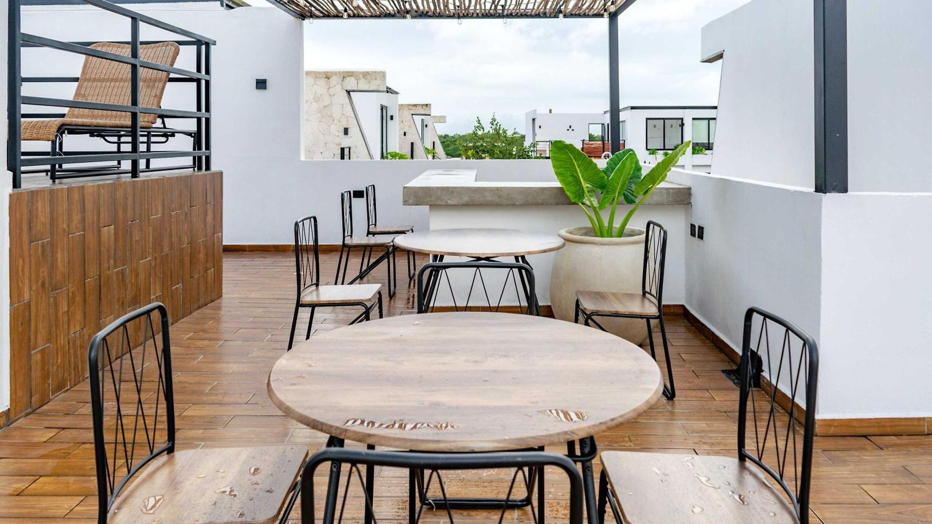 Pool & Rooftop In 2 Bedrooms Apartment