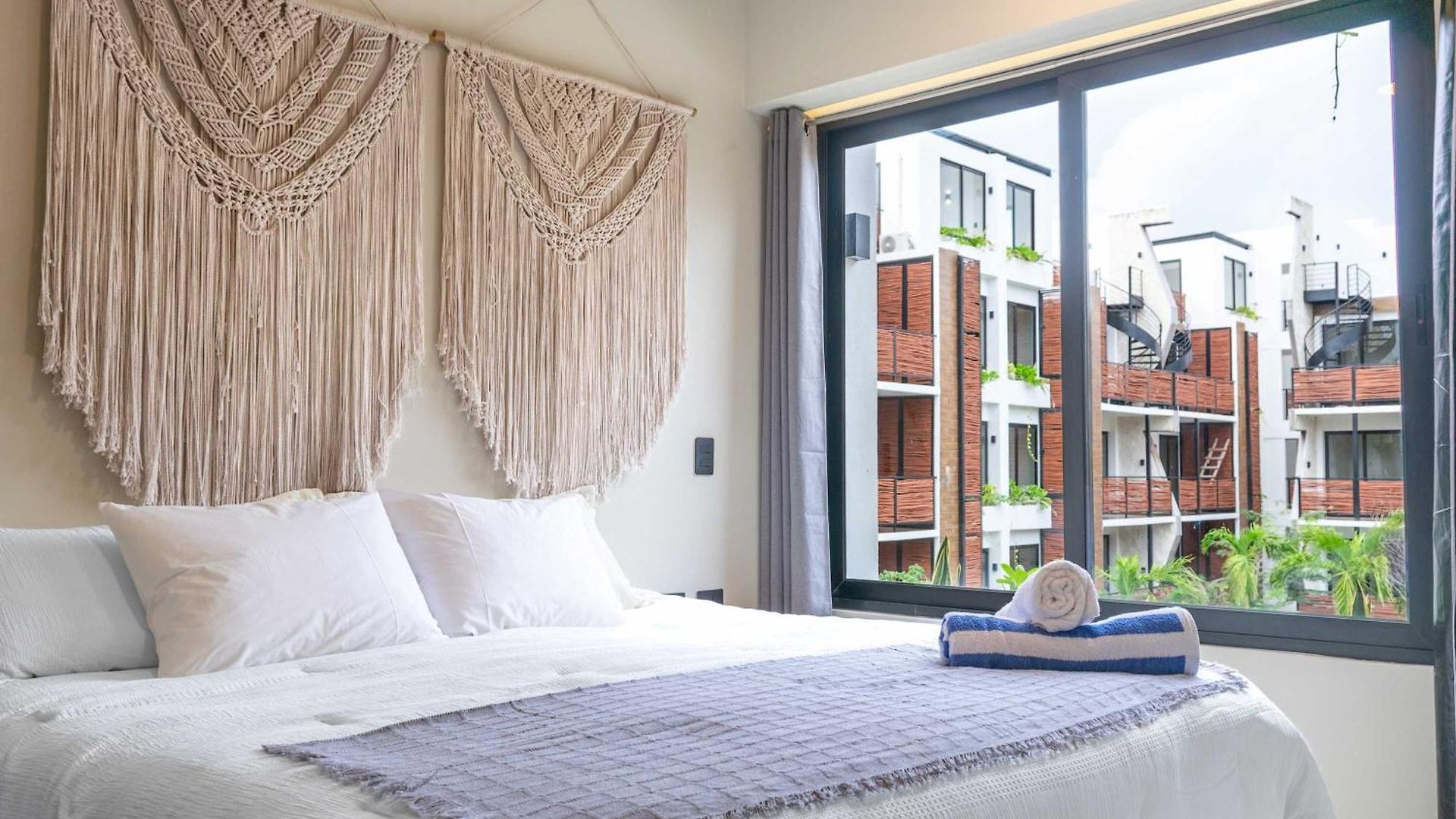 Pool & Rooftop In 2 Bedrooms Apartment
