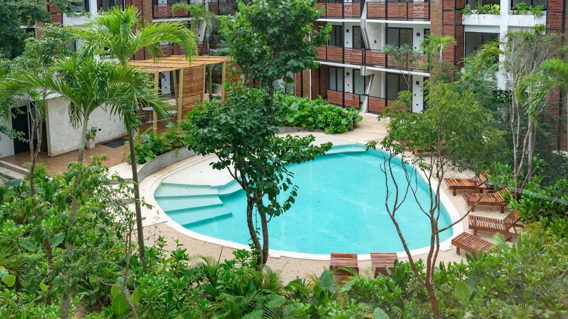 Pool & Rooftop In 2 Bedrooms Apartment