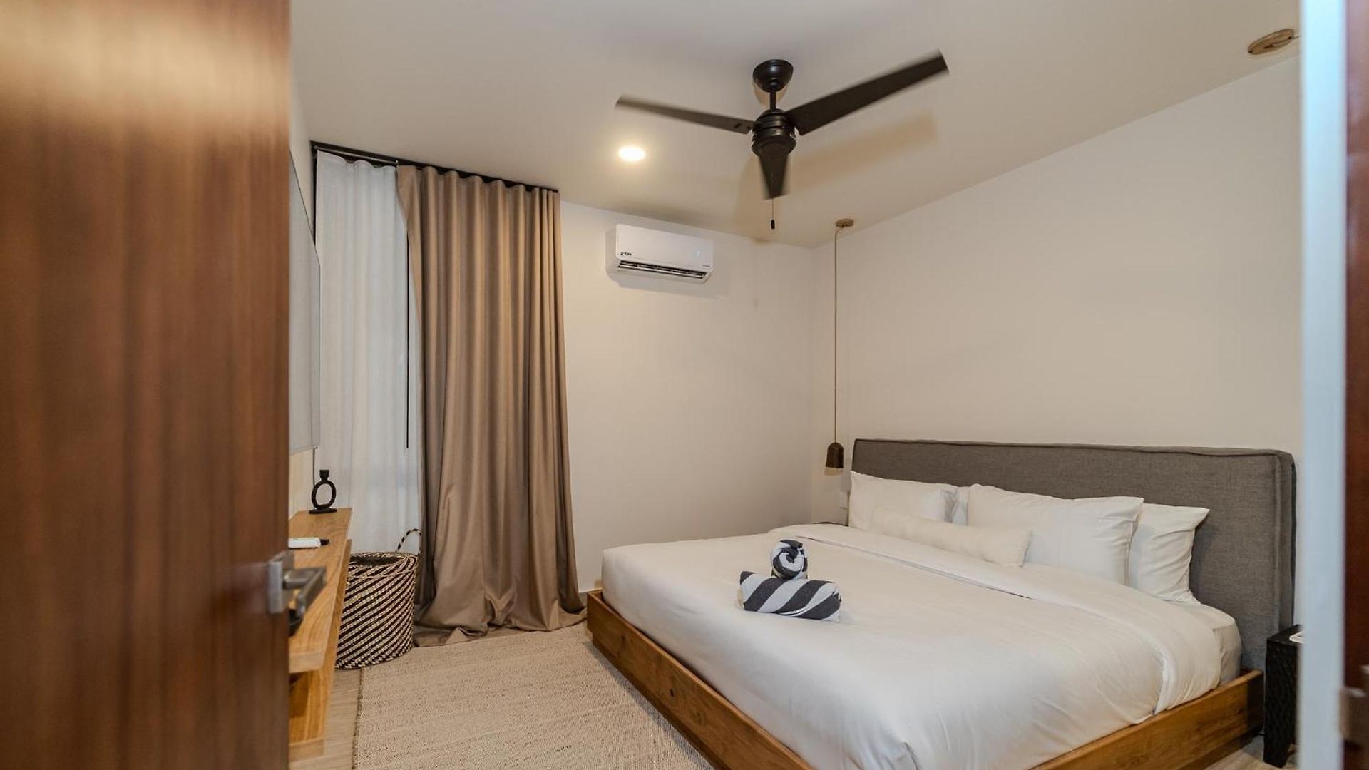 Holiday home Tropical 2 Bedroom | Private Balcony & Rooftop | Casago