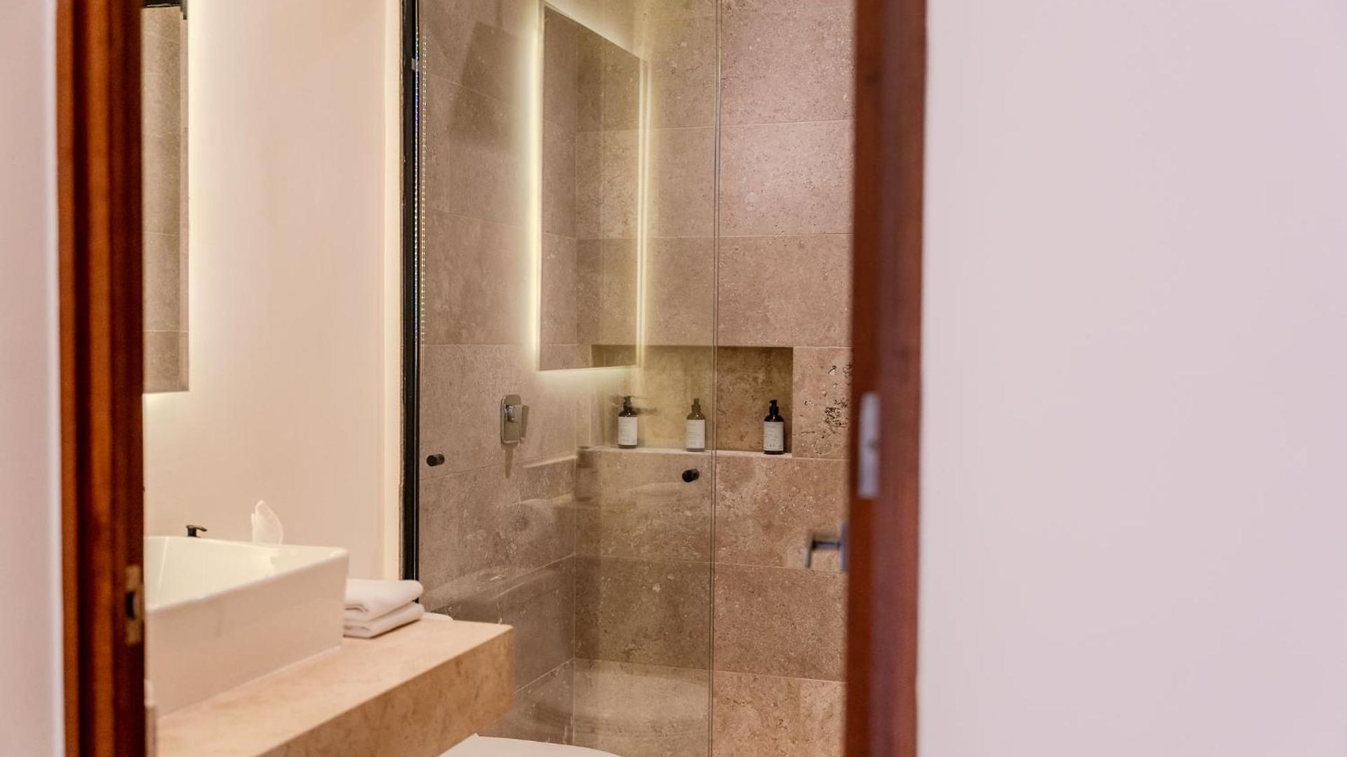 Tropical 2 Bedroom | Private Balcony & Rooftop | Casago Holiday home *