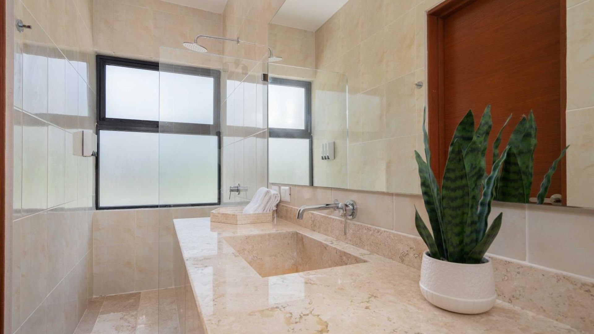 Casa Laura - - Private Townhome For 6 Guest - 3 Bedrooms - 5 Beds- Restaurant Walking Distance * Tulum