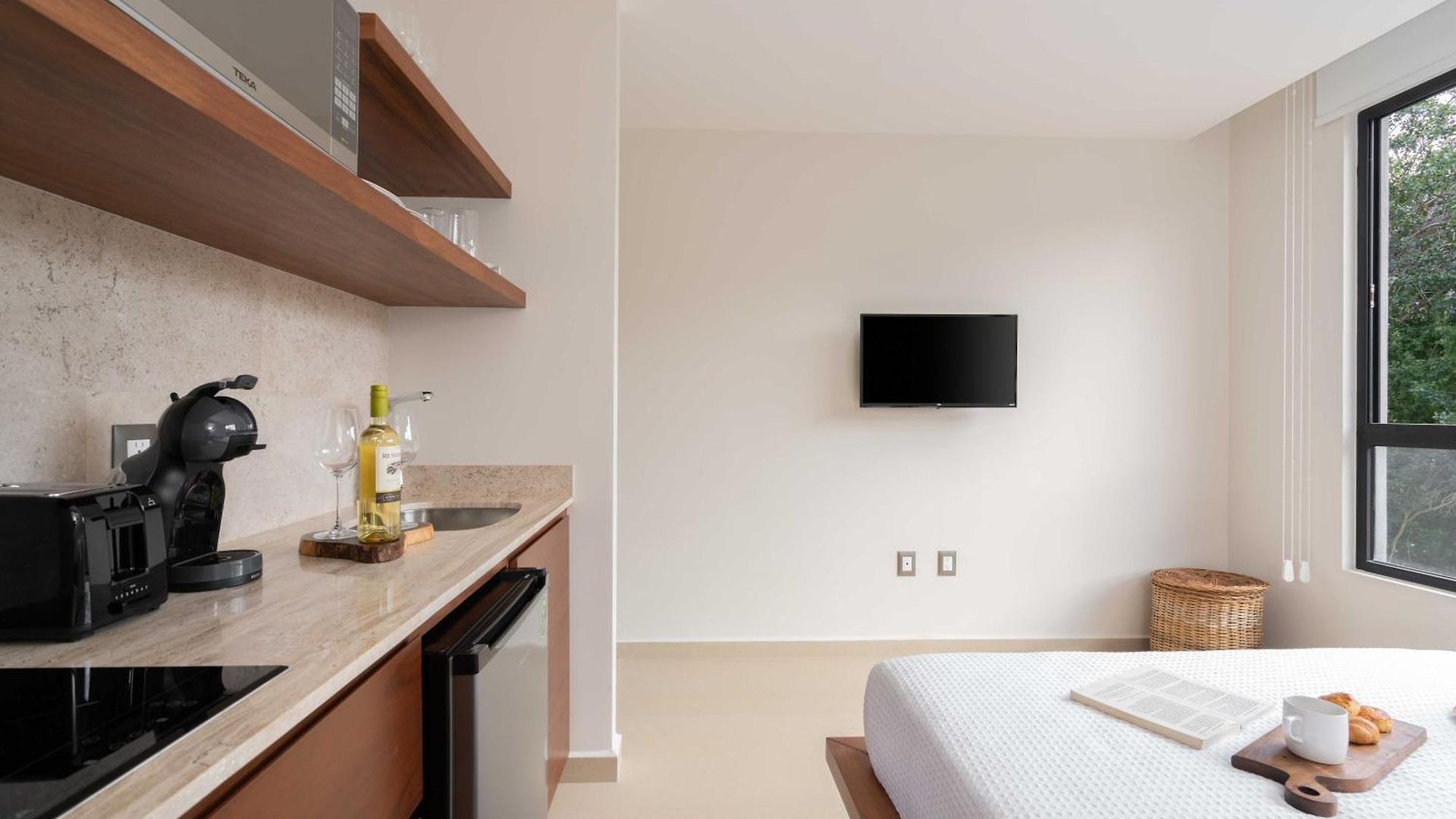 Phimai & Infinity Pool, Fast Wifi, Nespresso & Netflix Apartment *