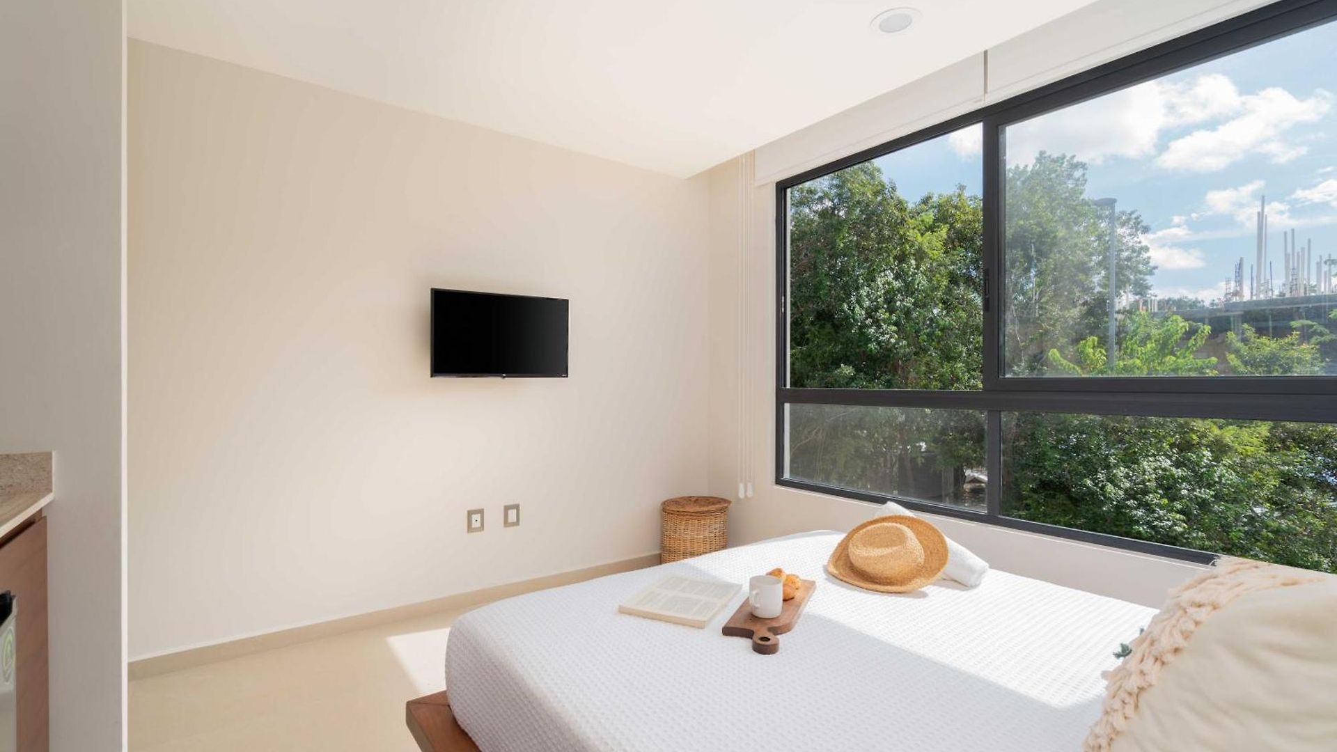 Phimai & Infinity Pool, Fast Wifi, Nespresso & Netflix