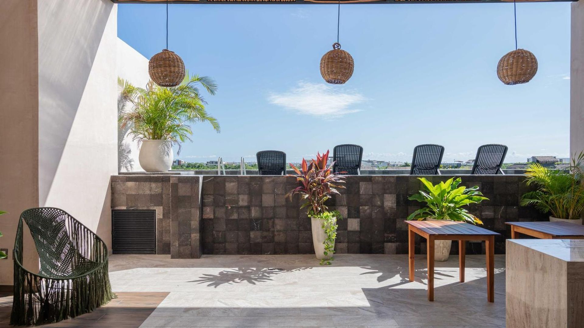 Phimai & Infinity Pool, Fast Wifi, Nespresso & Netflix Apartment