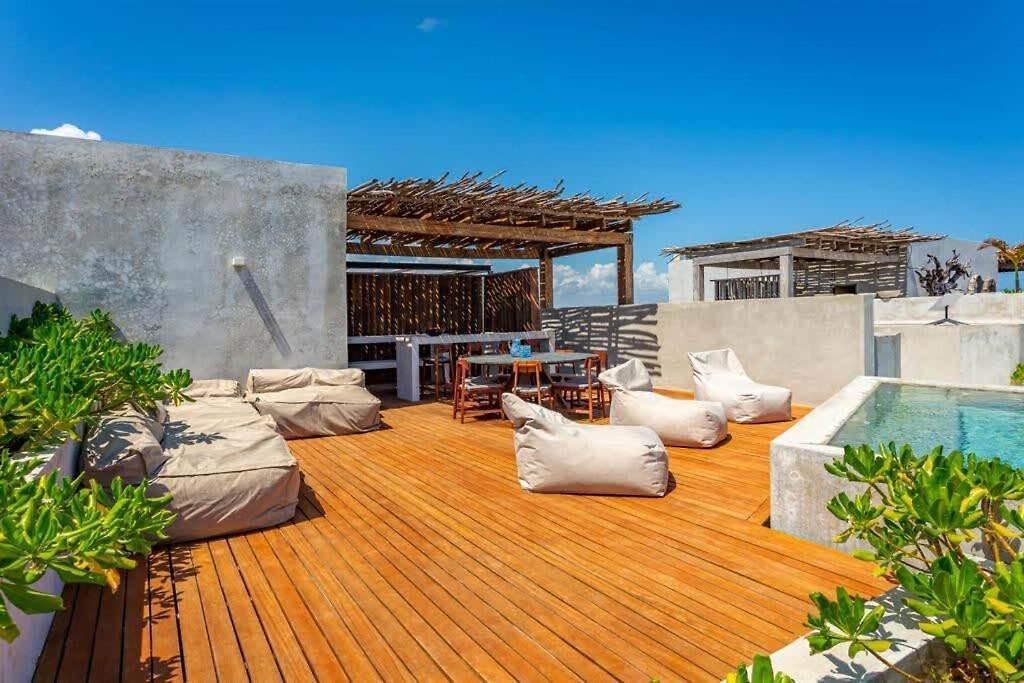 Beachfront 3br Escape With Rooftop Sea Tankah Bay Apartment