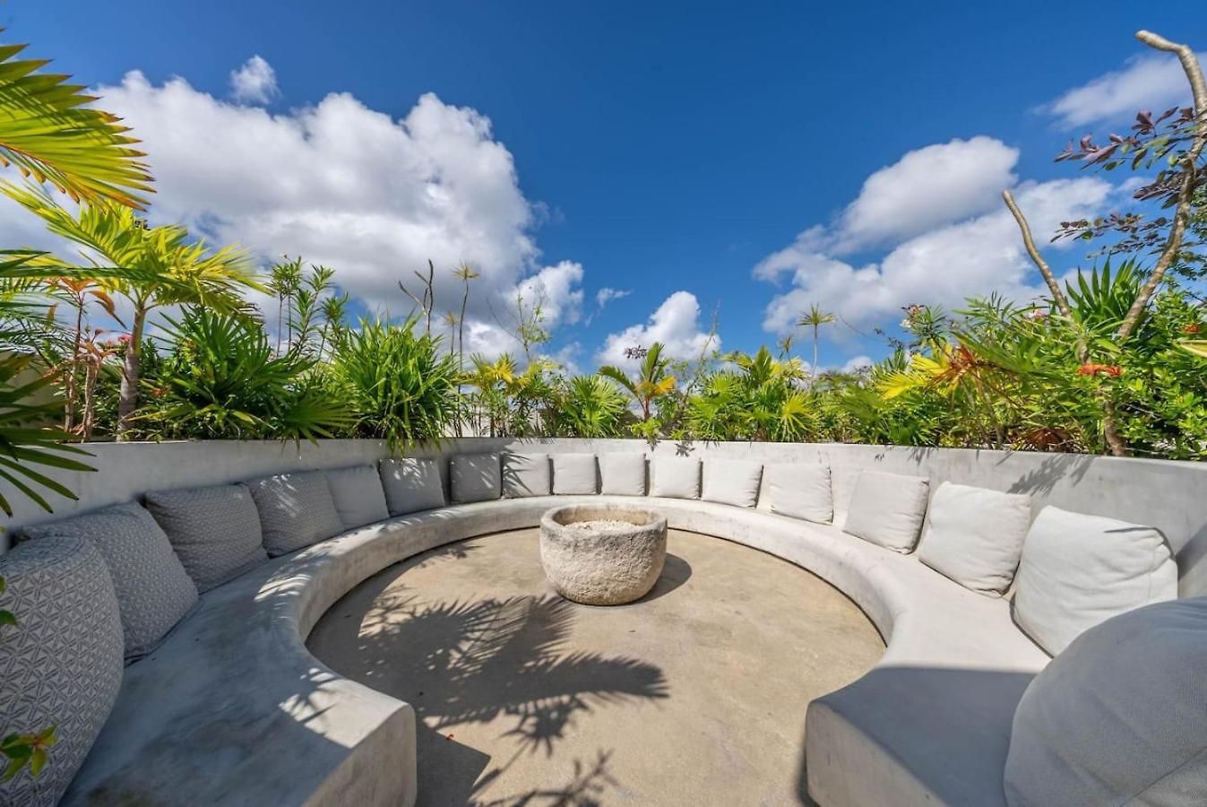 Jungle Chic King With Pool Holiday home