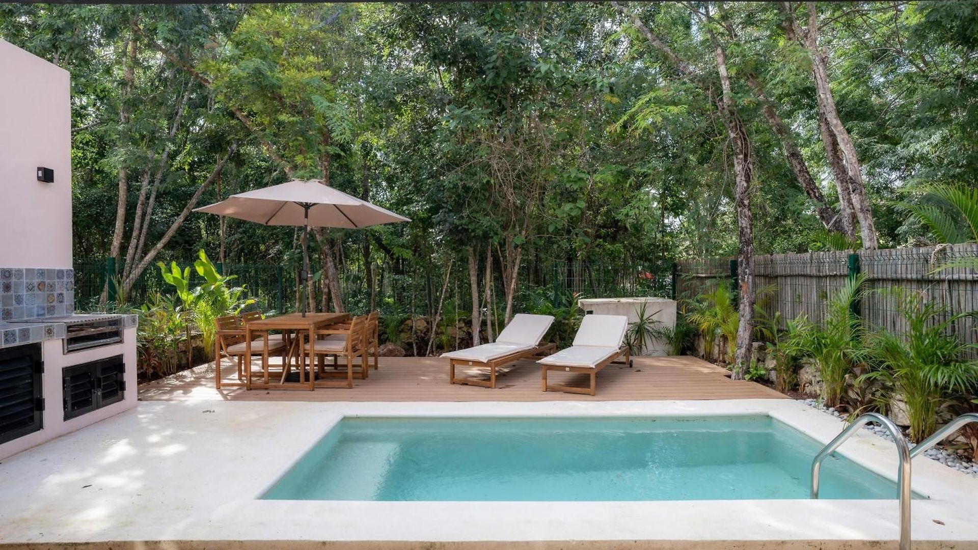 Holiday home The Hibiscus House