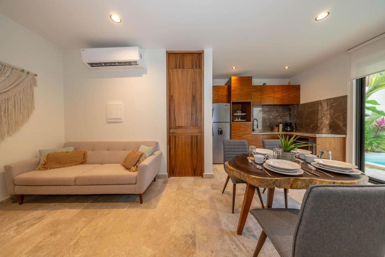2 Bedroom With Direct Walk-out To Pool, Sauna, And Gym