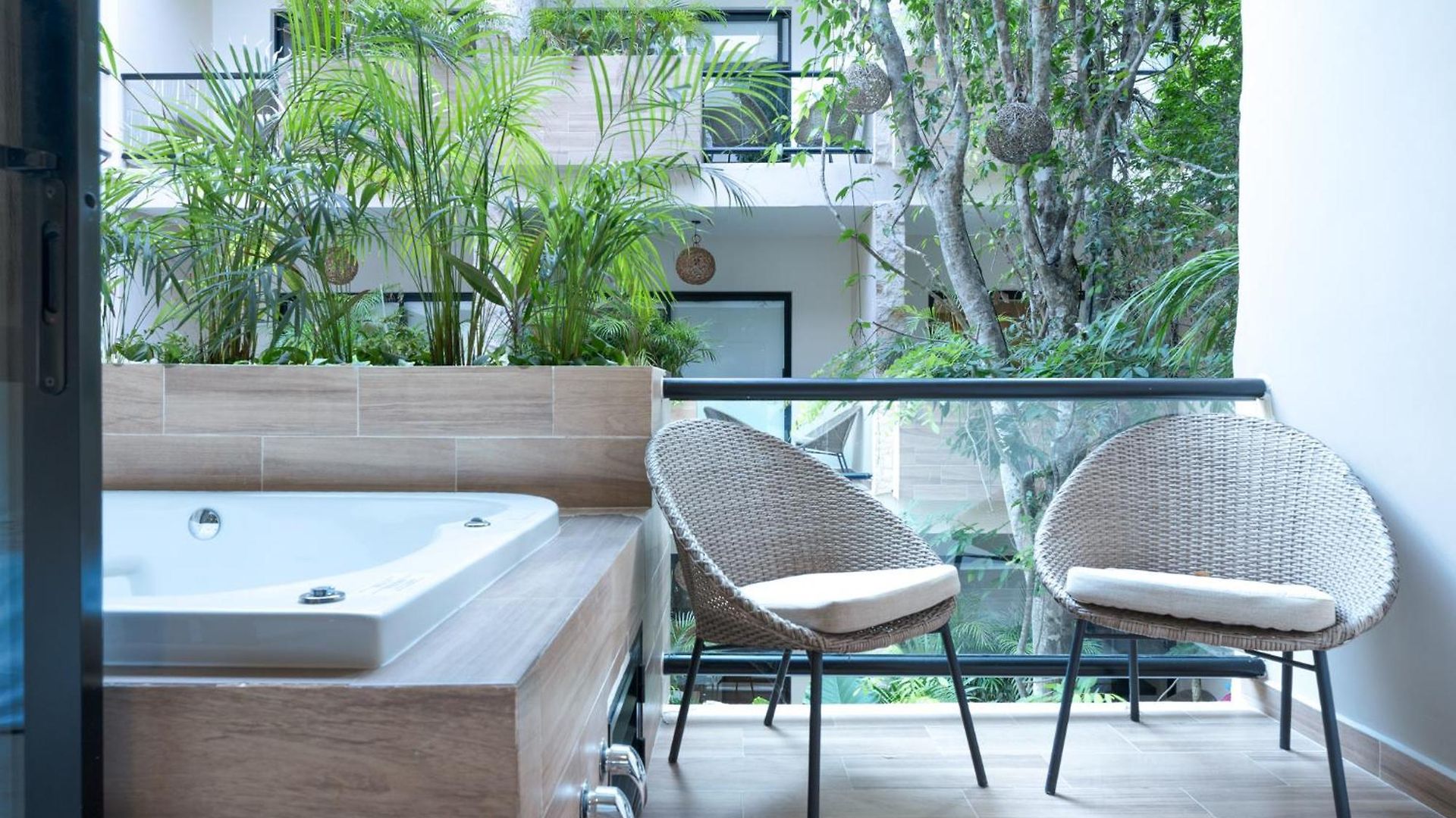 Wamai Hotel *