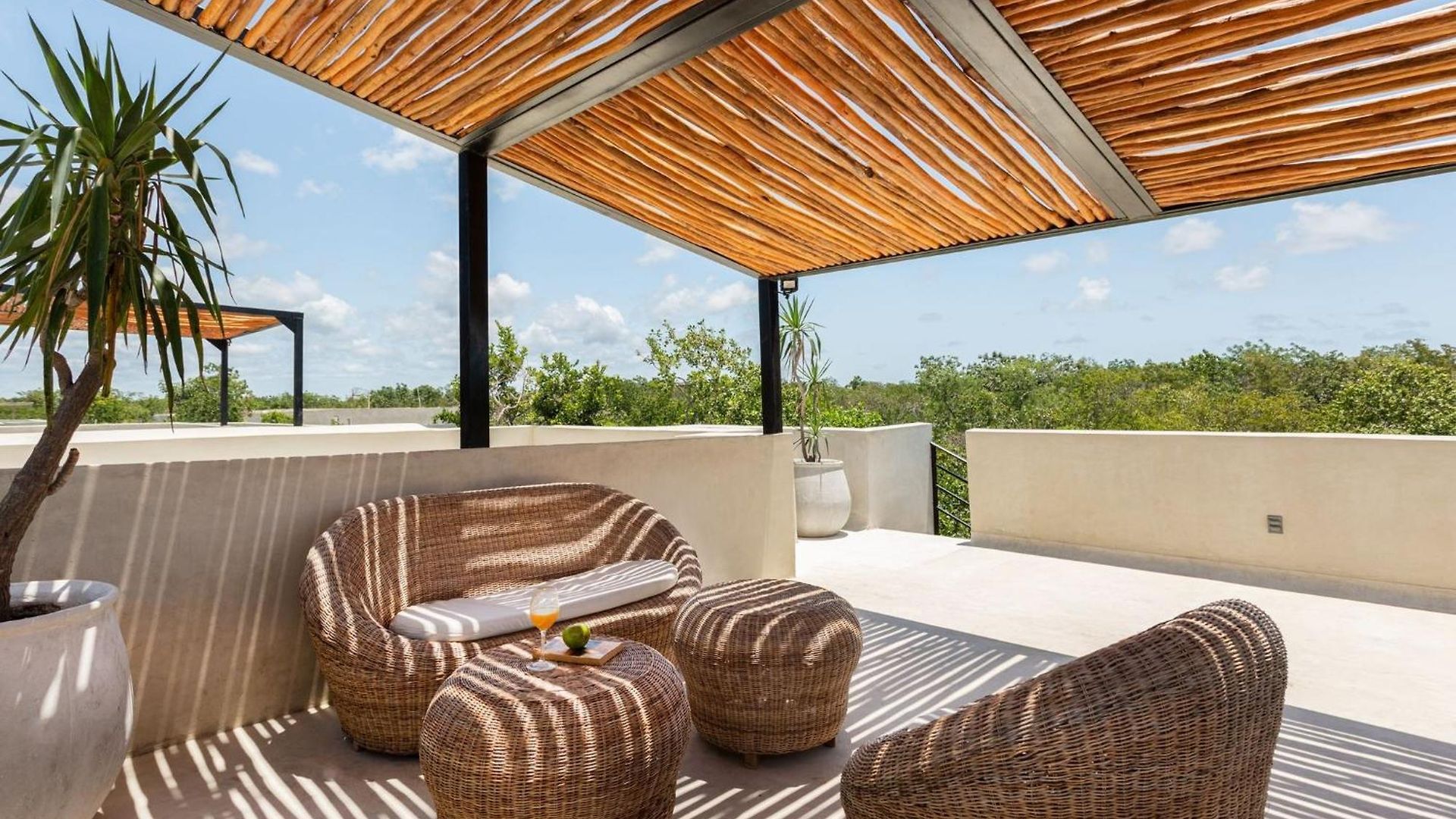 Jungle Gem With Swim-up Pool & Easy Paved Access Apartment *