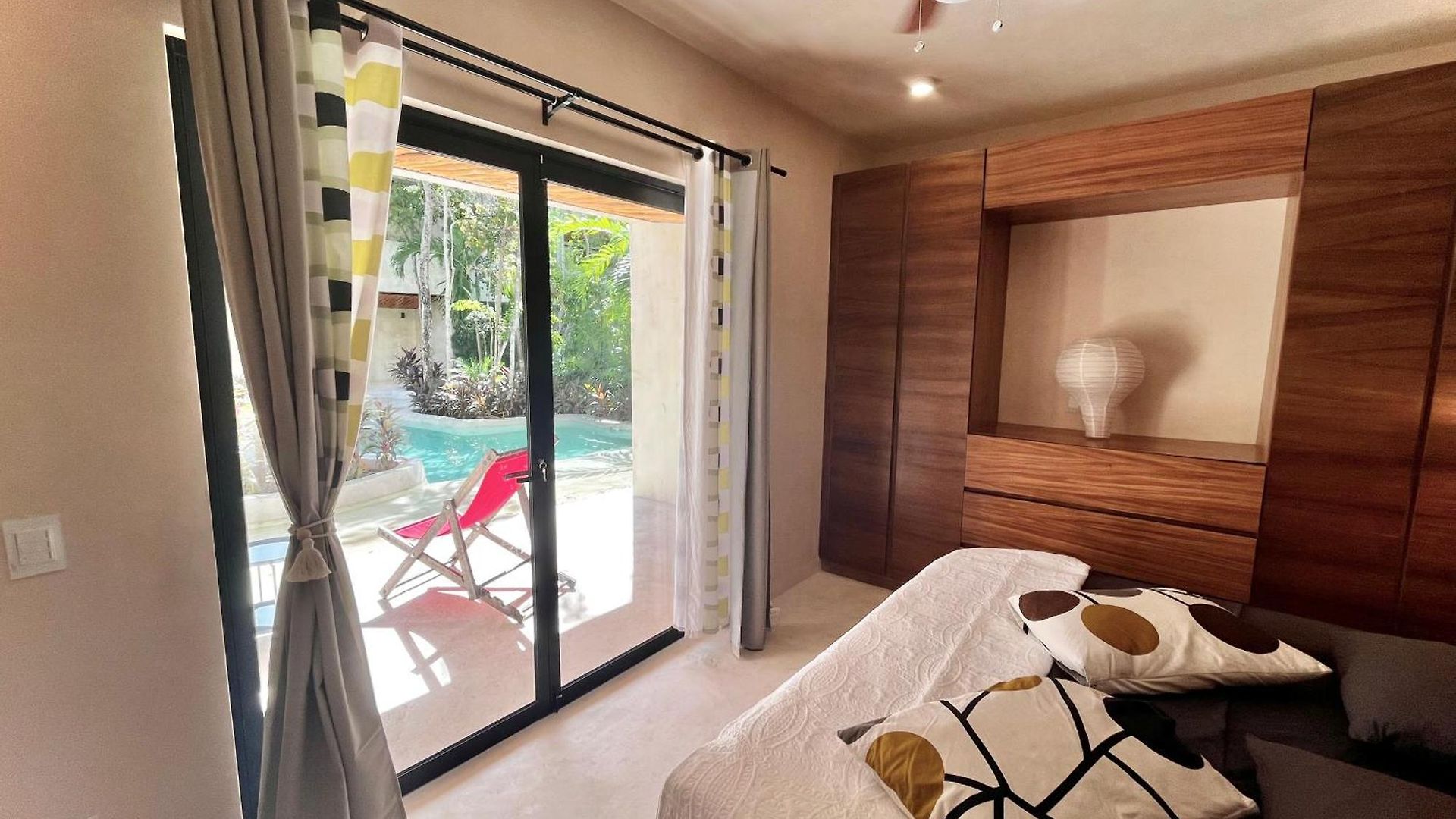Apartment Jungle Gem With Swim-up Pool & Easy Paved Access *