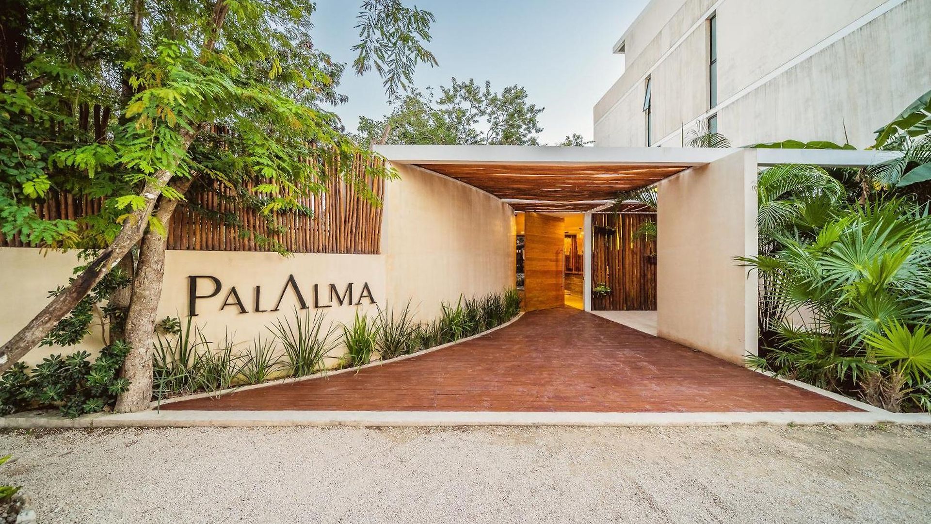 Palalma Casa Luxury 2br & Iconic Pool Apartment
