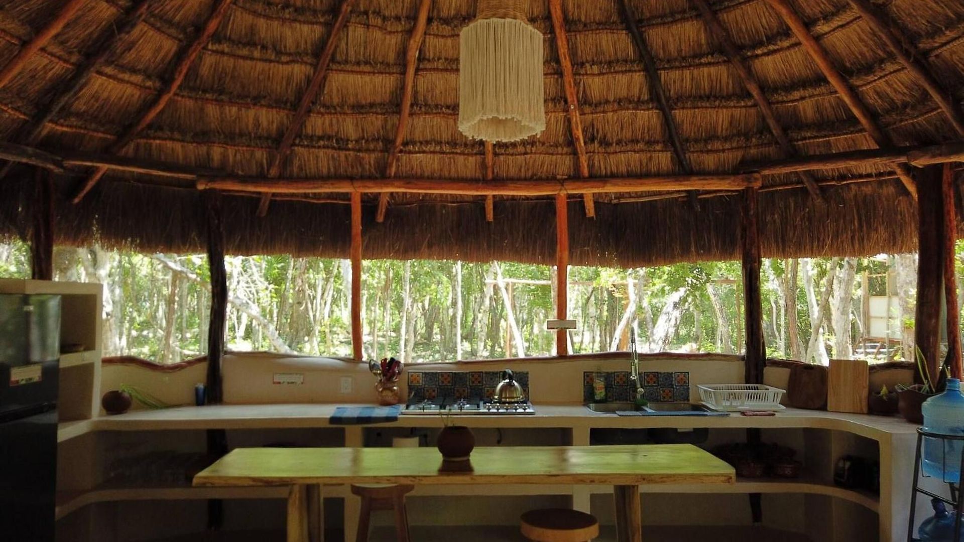 Lodge Unique Jungle Dome 2 Queen Beds *