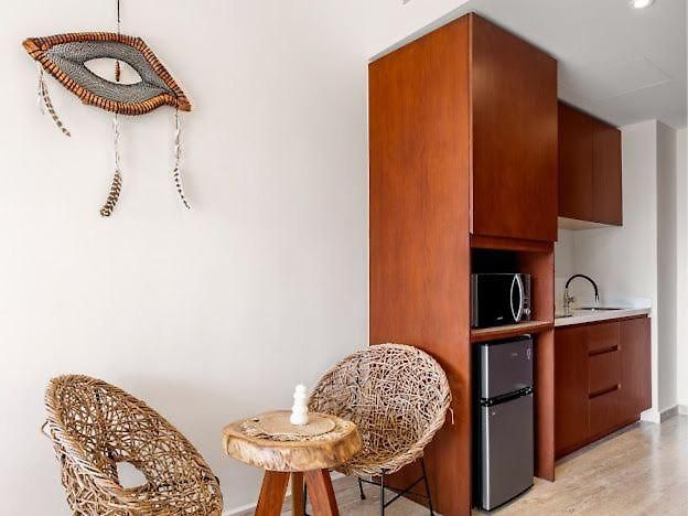 Luxury - Stunning Pool View & Amenities Apartment