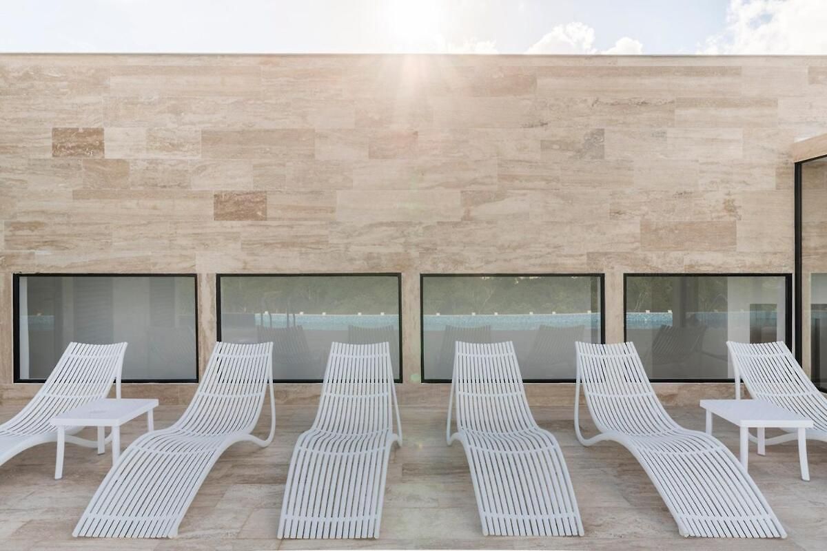 Brand New With King Bed And Rooftop Pool