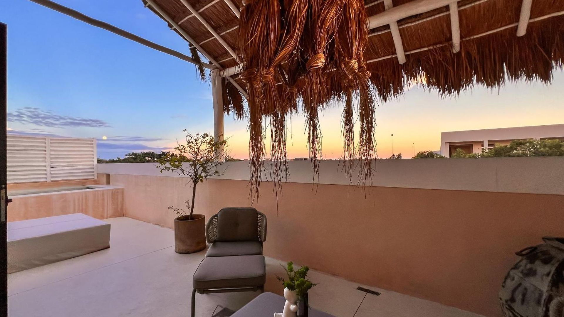 Stylish Mexican Interior Ph- Private Rooftop -gated Community Apartment *