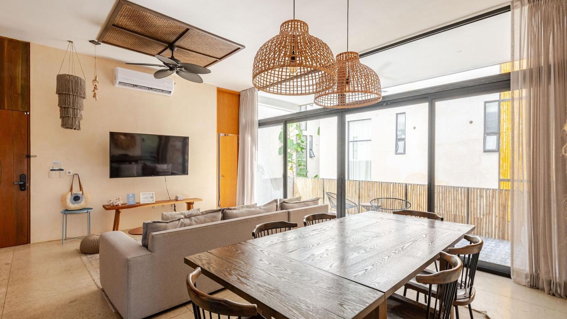 Manor By The Spot Apartment