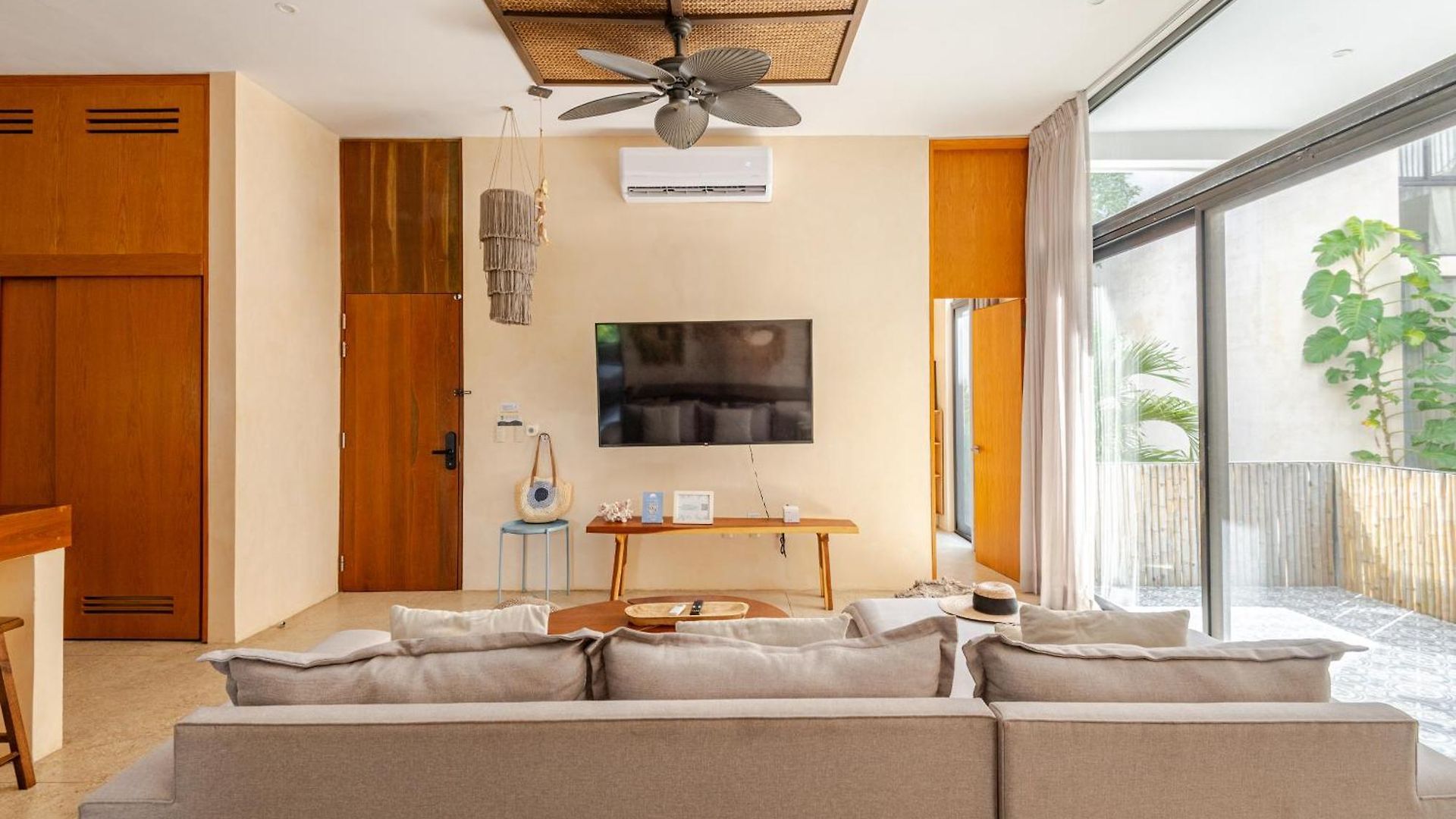 Manor By The Spot Apartment *