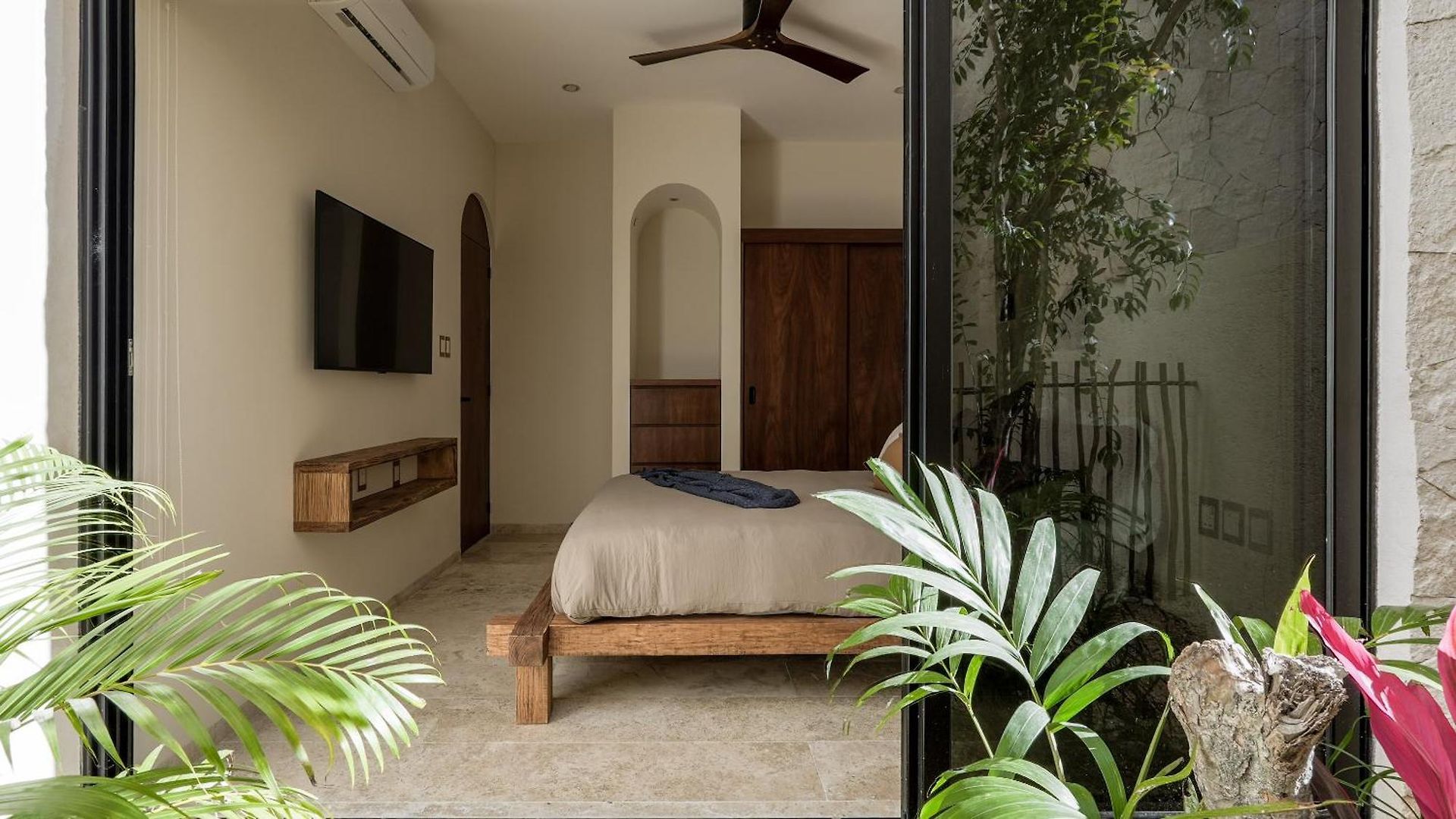 Divine House With Private Roof And Pool Only 1km From The *