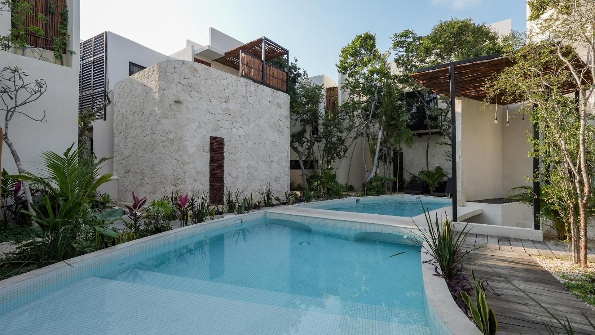 Divine House With Private Roof And Pool Only 1km From The