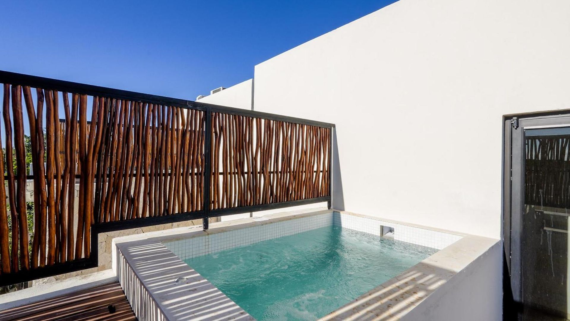 Divine House With Private Roof And Pool Only 1km From The *