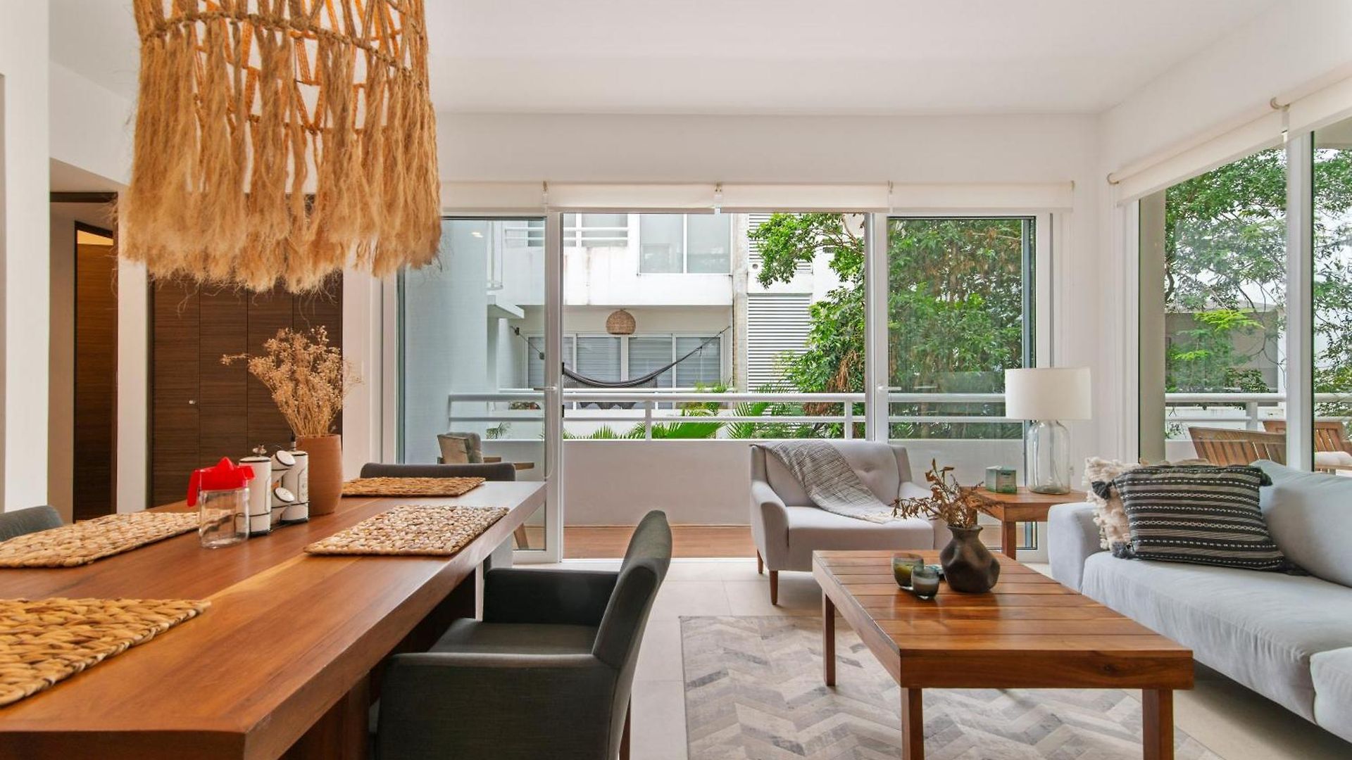 Encanto Private Balcony 2 Pools Gym Only 5 Minutes To Beaches