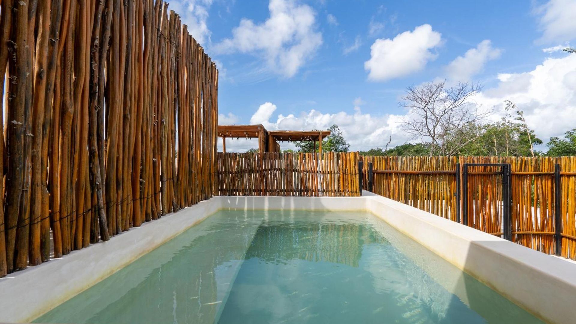 Moonstone - With Private Pool And 24hrs Security & Club Access *