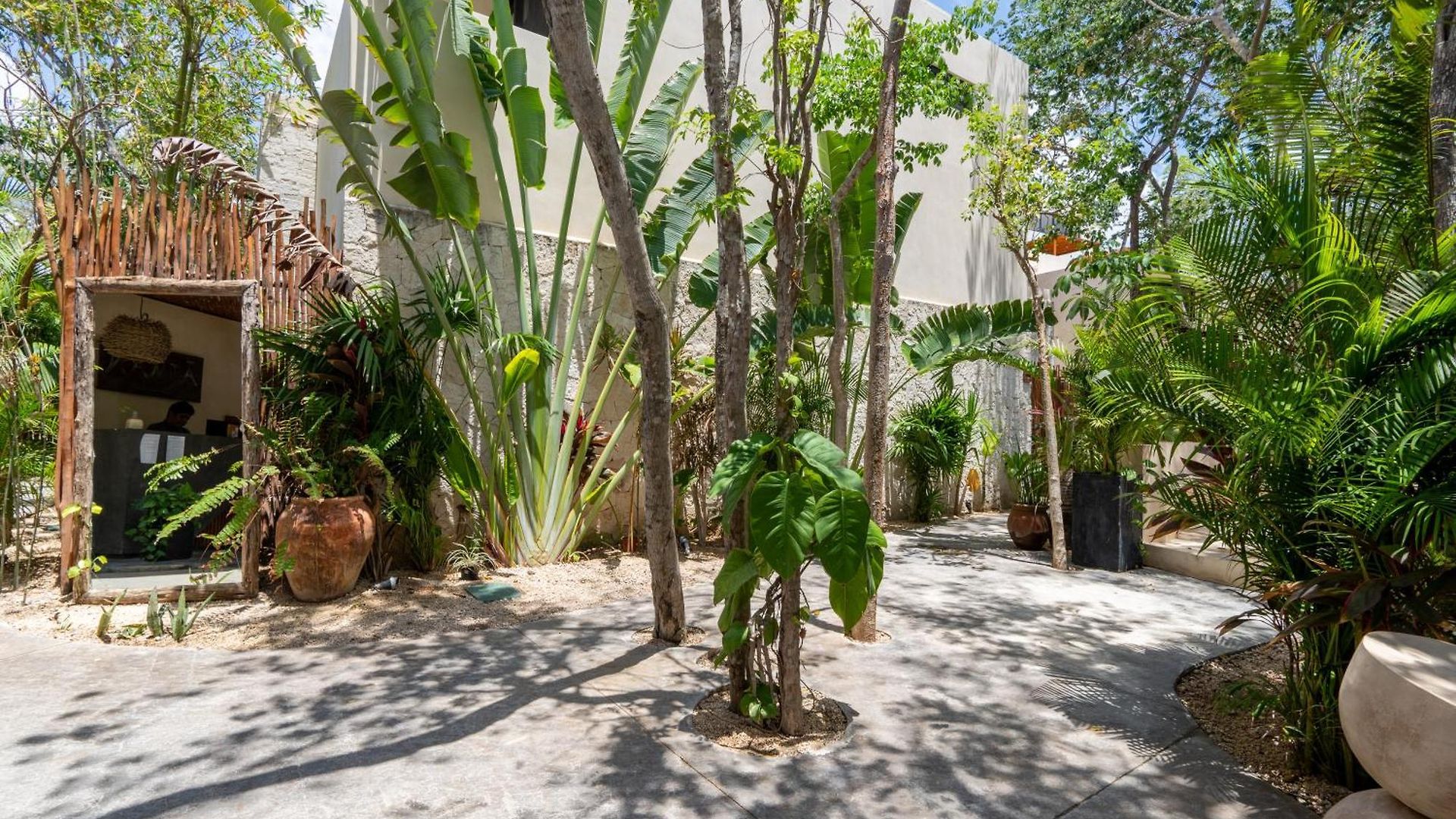 Moonstone - With Private Pool And 24hrs Security & Club Access *