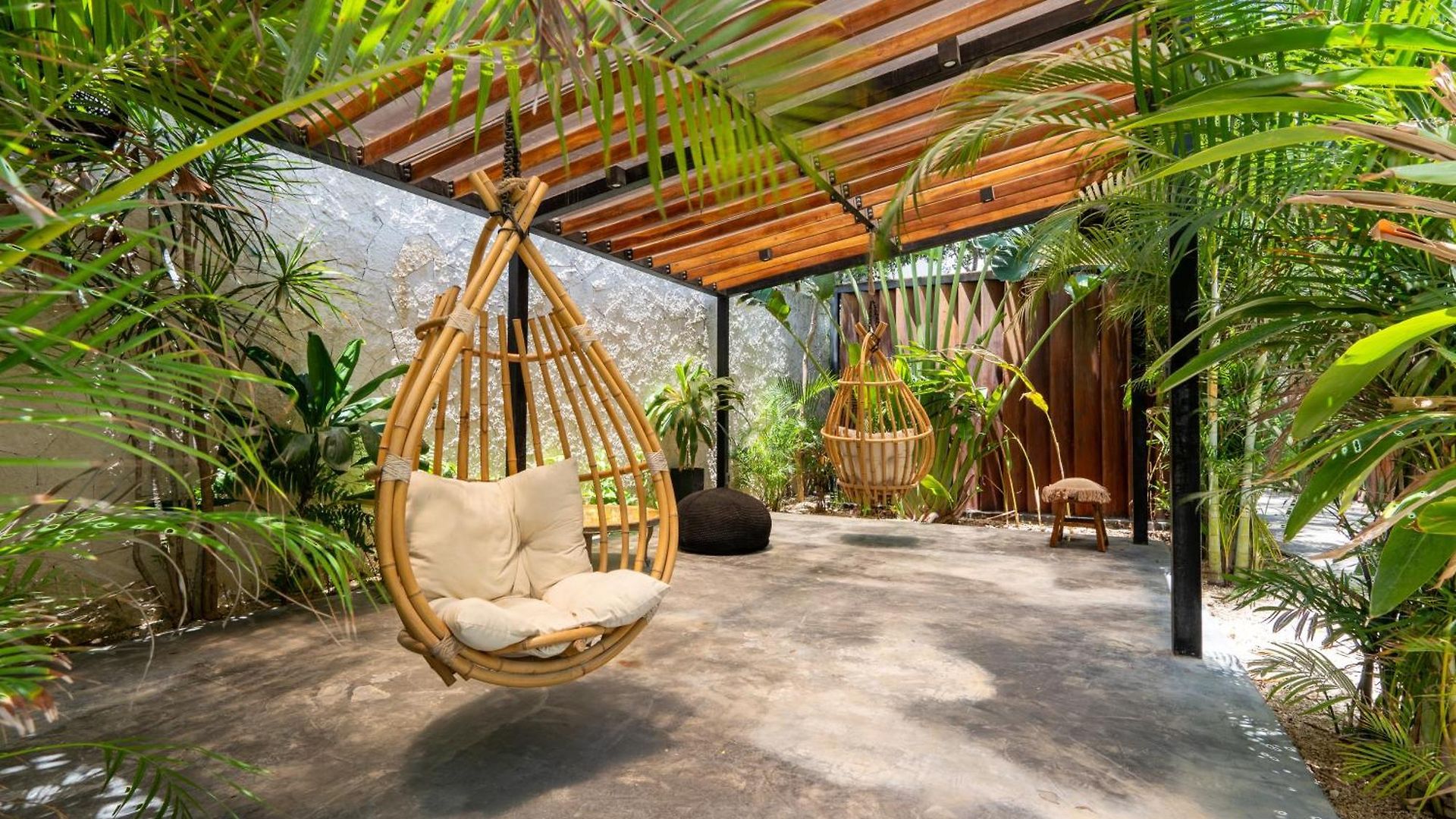 Moonstone - With Private Pool And 24hrs Security & Club Access *