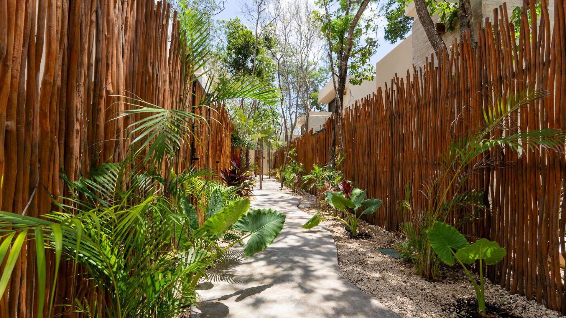 Moonstone - With Private Pool And 24hrs Security & Club Access *