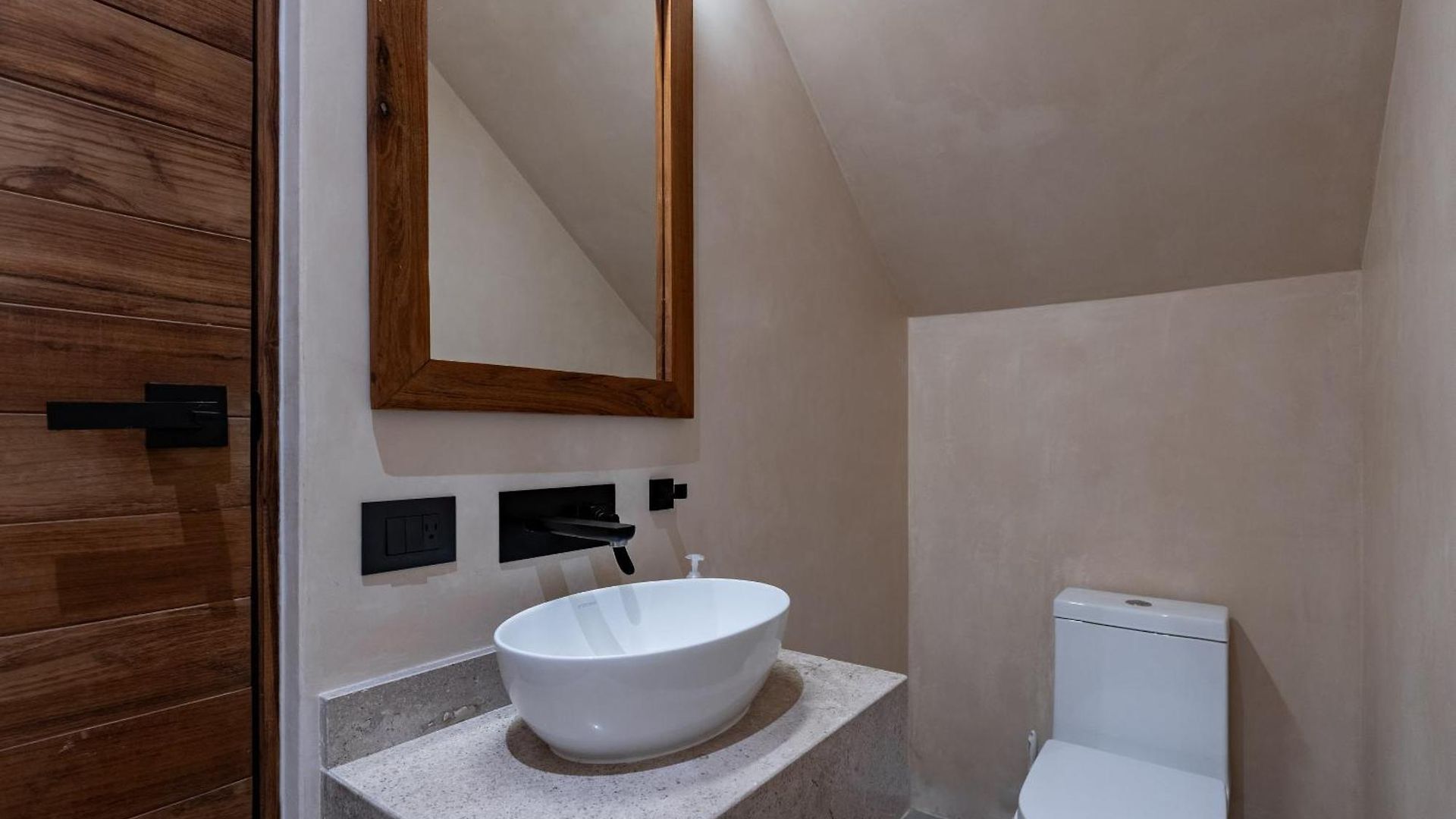 Moonstone - With Private Pool And 24hrs Security & Club Access