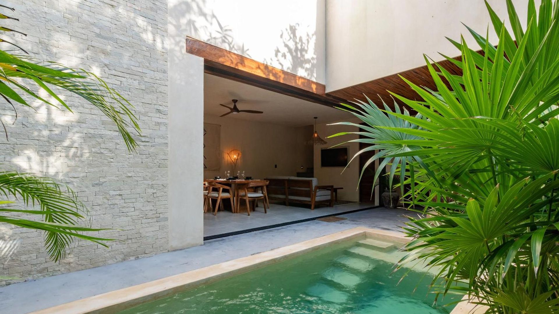 Moonstone - With Private Pool And 24hrs Security & Club Access *