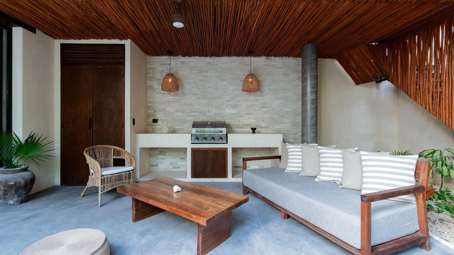 Moonstone - With Private Pool And 24hrs Security & Club Access *