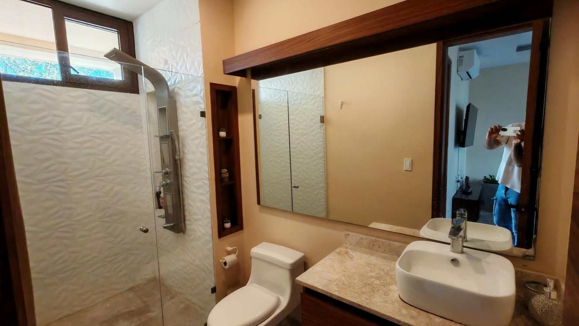 Jacuzzi Retreat Sunrise Haven Apartment *