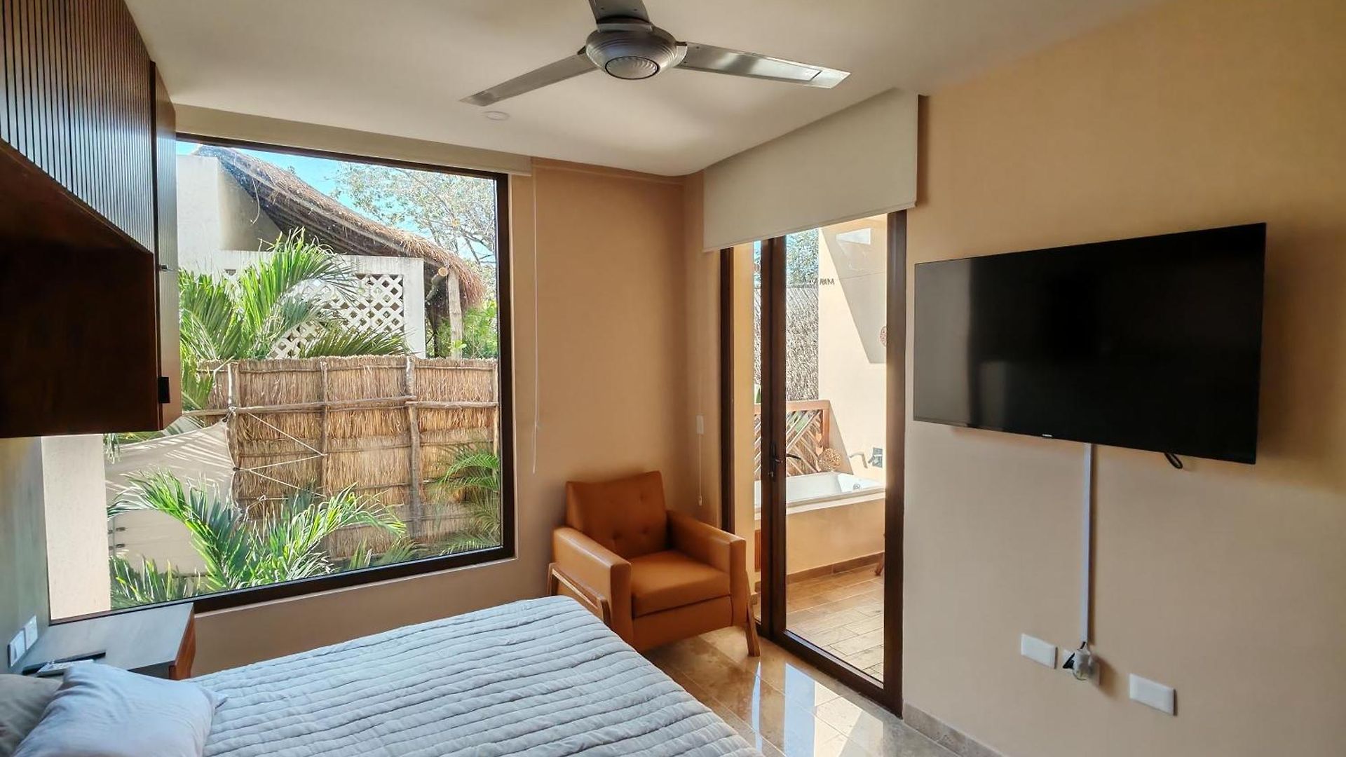 Jacuzzi Retreat Sunrise Haven Apartment *