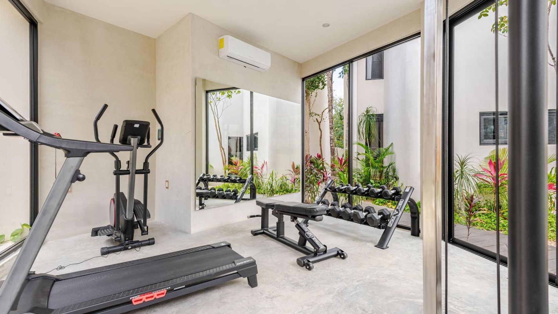 Villa Ocean Breeze - A Few Steps From The Beach!